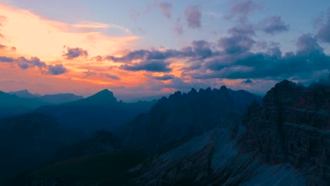 Nationalpark-Drei-Zinnen-In-Den-Dolomiten.-Wunderschöne-Natur-Italiens.