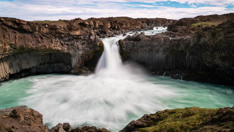 Imágenes-De-Lapso-De-Tiempo-De-La-Cascada-De-Aldeyjarfoss-En-El-Norte-De-Islandia.