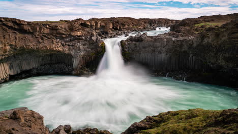 imágenes en lapso de tiempo de la cascada de aldeyjarfoss en el norte de islandia.