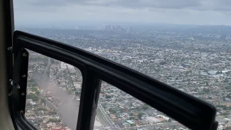 Helicóptero-Volando-A-Baja-Altura-Sobre-La-Ciudad