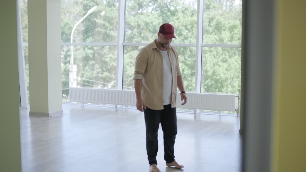 Homem Dançando Break em Estúdio Moderno