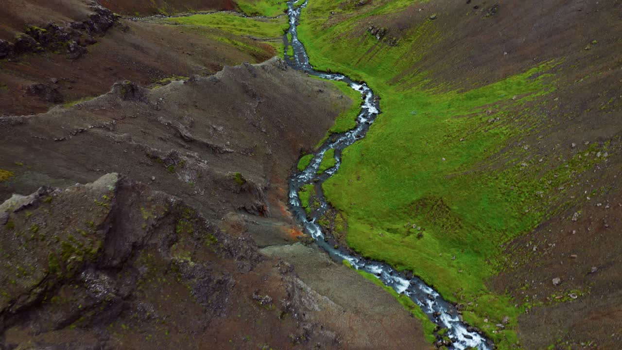 estrecho río termal en el valle de reykjadalur cerca de reykjavik en el sur de islandia