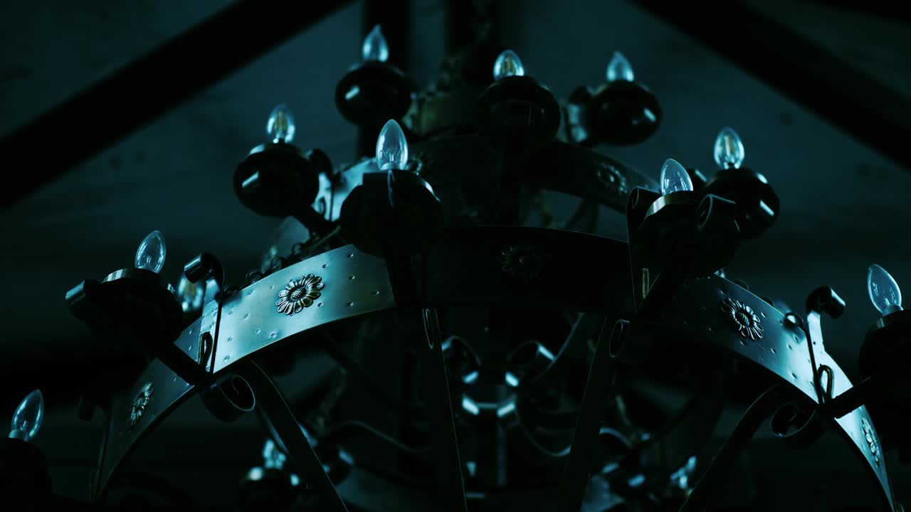 오래된 가짜 들리어에 빛이 켜집니다.