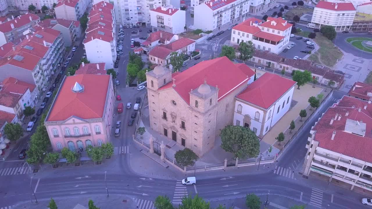 drone vuela en círculo de una iglesia