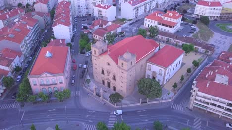 Drone-Vuela-En-Círculo-De-Una-Iglesia