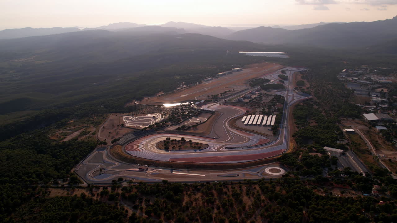 panorámica aérea de la pista de carreras que se mezcla con el terreno natural.