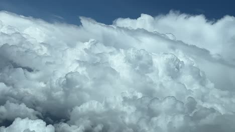 nubes de tormenta enormes