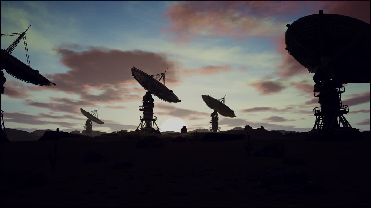 antenas parabólicas en el campo contra el cielo nublado durante la puesta del sol