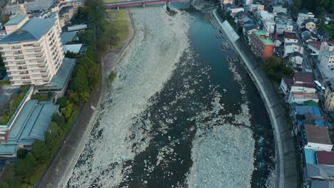 gero onsen, retroceso aéreo que revela la ciudad de aguas termales en gifu japón