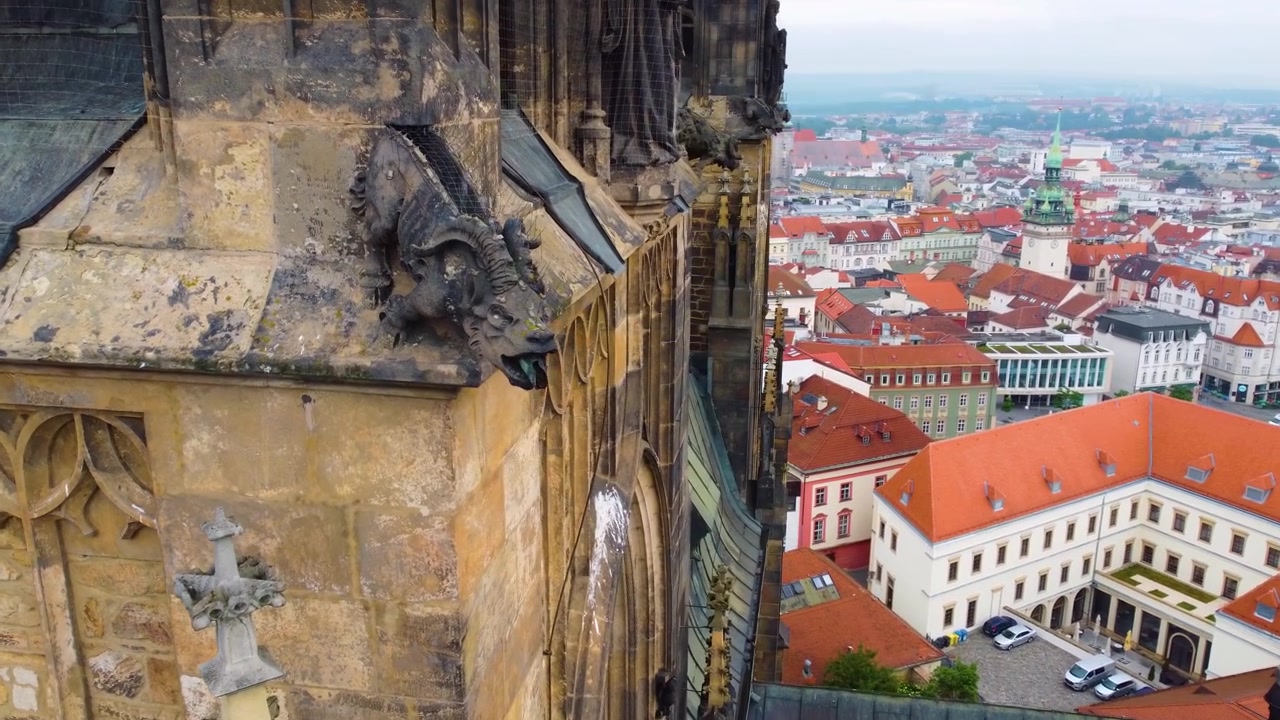 Cattedrale dei Santi Pietro e Paolo a Brno, Repubblica Ceca. Ripresa aerea dall'alto con drone, con tilt verso il basso sulla città