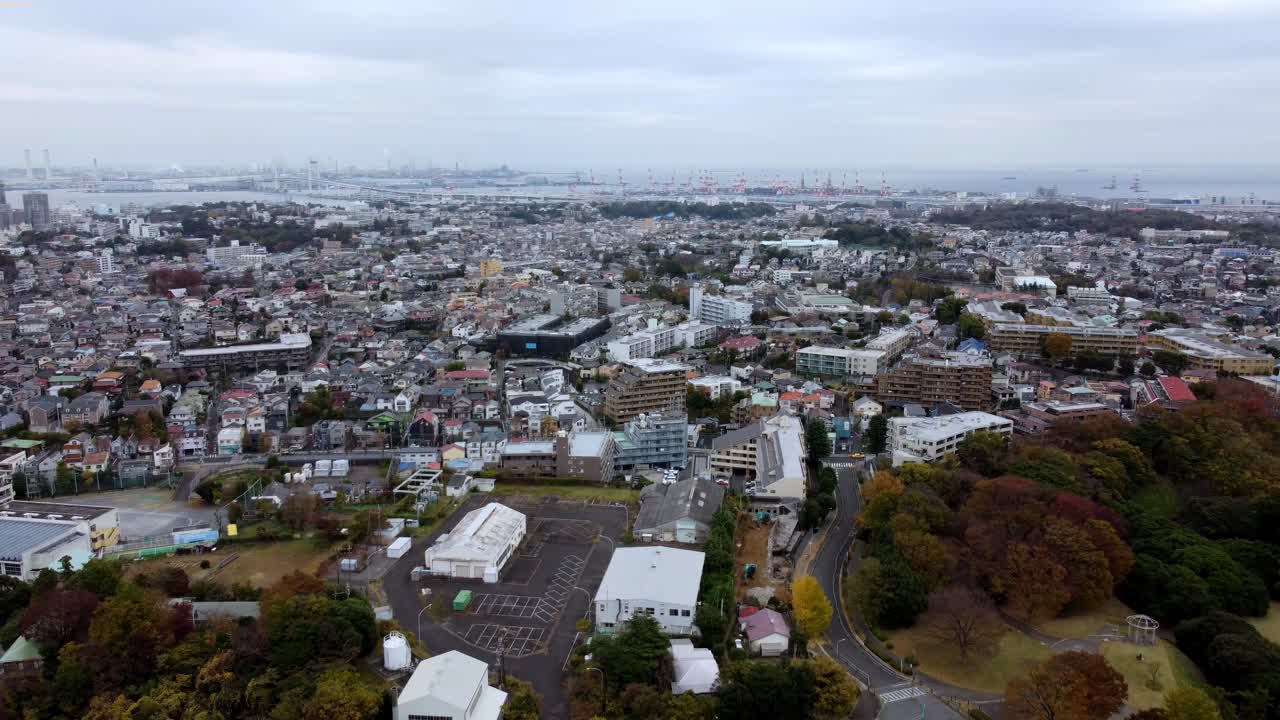 구름이 많은 날, 공중에서 볼 수 있는 밀집된 건물과 초록색 공간이 있는 창하는 도시