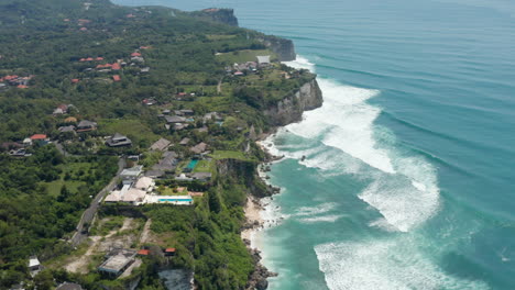 Luxuriöse-Tropische-Villen-Und-Ferienhäuser-Mit-Pools-Auf-Der-Klippe-über-Dem-Türkisblauen-Meer-In-Bali,-Indonesien