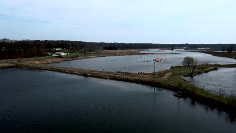 Bandeja-En-ángulo-Este-Sobre-El-Río-En-El-Norte-De-Muskegon