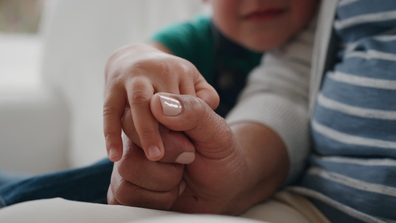 niño pequeño tomándose de la mano con la abuela niño mostrando compasión por la abuela disfrutando del amor del nieto concepto de apoyo familiar personas irreconocibles 4k