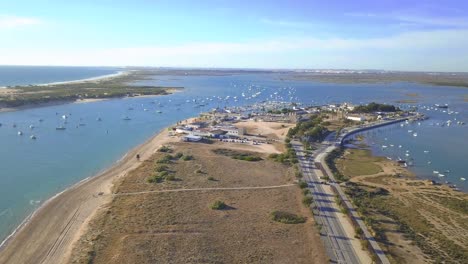 Luftaufnahme-Des-Chiclana-Marina-In-Cadiz-Mit-Vielen-Booten,-Die-Nahe-Der-Küste-Festgemacht-Sind