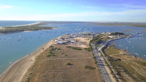 vista aérea del puerto deportivo de chiclana en cádiz con muchos barcos amarrados cerca de la costa
