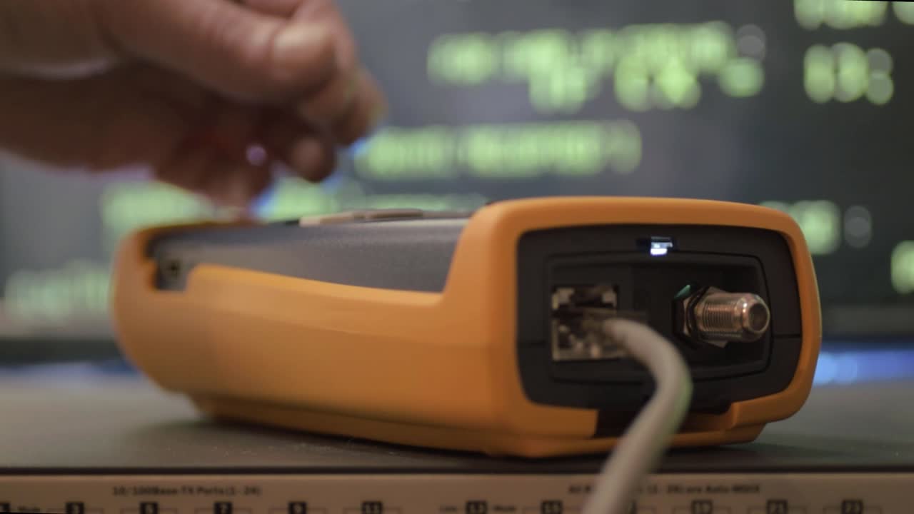 сетевой инженер тестирует соединения ethernet с помощью оборудования для тестирования сети