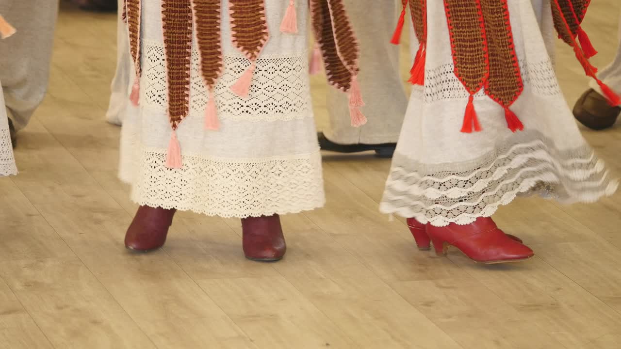 gente con traje nacional ejecuta una danza ucraniana