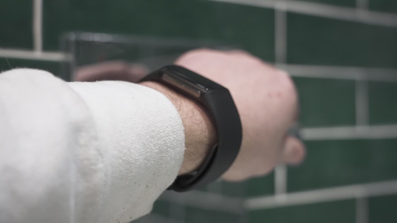 mirada en cámara lenta al apagar un nuevo grifo de bañera de lujo