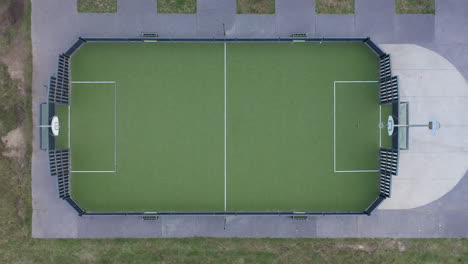 Toma-Aérea-Desde-Arriba-Sobre-Una-Cancha-De-Baloncesto-Verde-En-Anglet,-Francia,-El-Norte-Vasco.