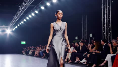 modelo de desfile en la pista de aterrizaje