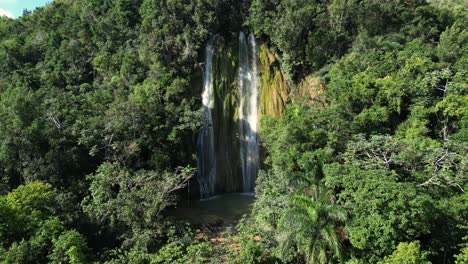 drone volando hacia la cascada de limón y la piscina natural, samaná en la república dominicana