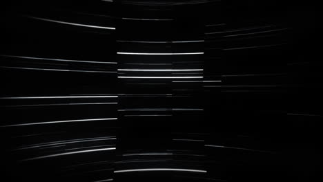 검은 바탕에 끊임없는 루프로 움직이는  ⁇ 색 희미한 빛의 트레일의 애니메이션
