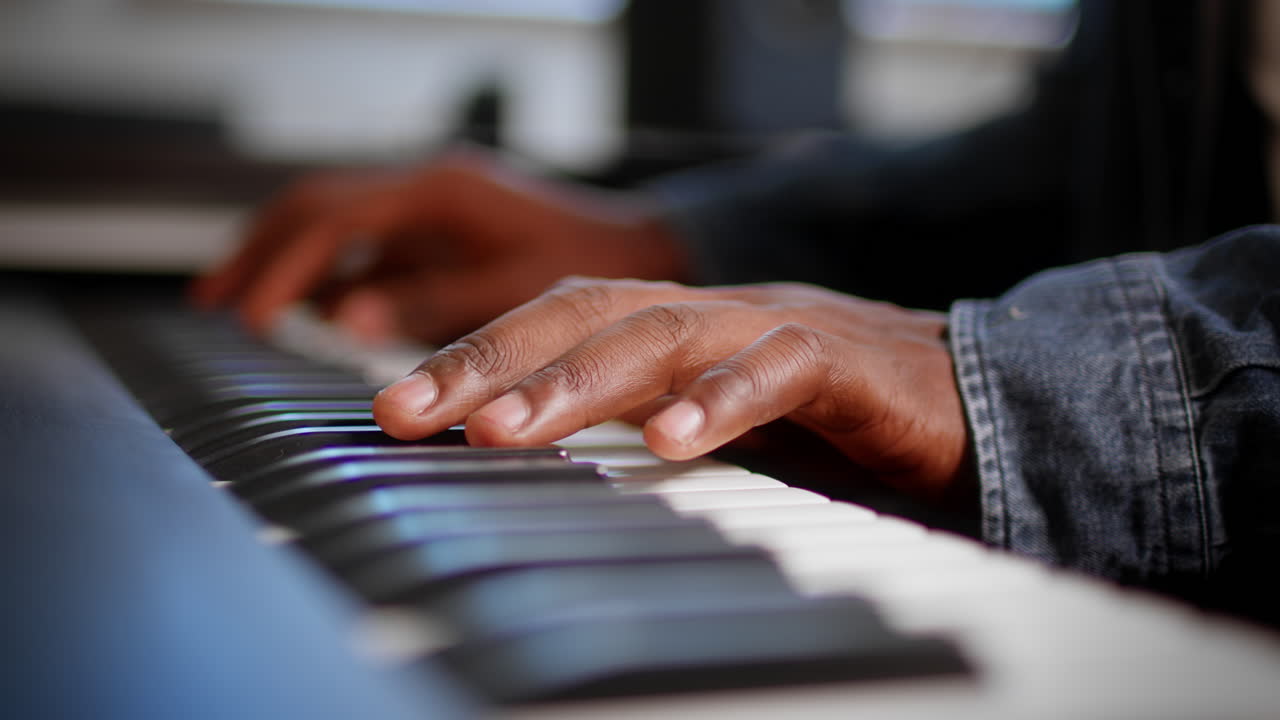 persona que toca el teclado