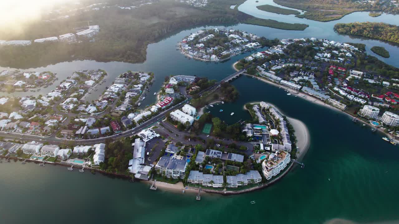 오스트레일리아 즈랜드 샤인 코스트의 노사 헤즈에 있는 노사빌 마을의 공중 사진