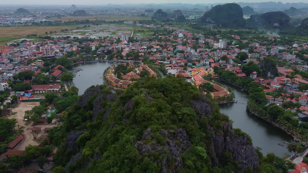푸른 산이 보이는 코크 마을 (베트남) 과 평온한 수로