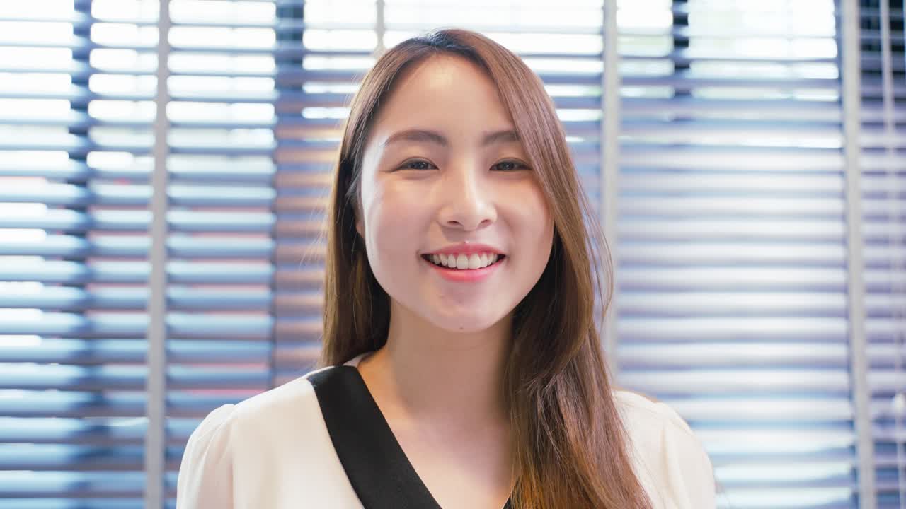 웃는 여자 초상화