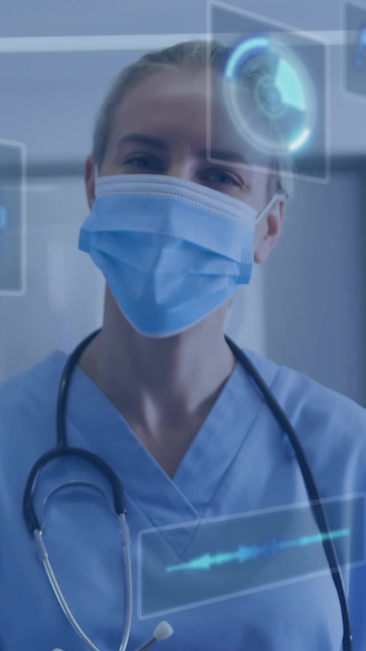 Animación del procesamiento de datos sobre una doctora caucásica con una tablet.
