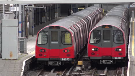 la gente desembarca de los trenes subterráneos repletos que llegan a la estación de stratford durante la hora pico el día después de que el gobierno relajara las restricciones de bloqueo del coronavirus pero dijo que evitara el transporte público