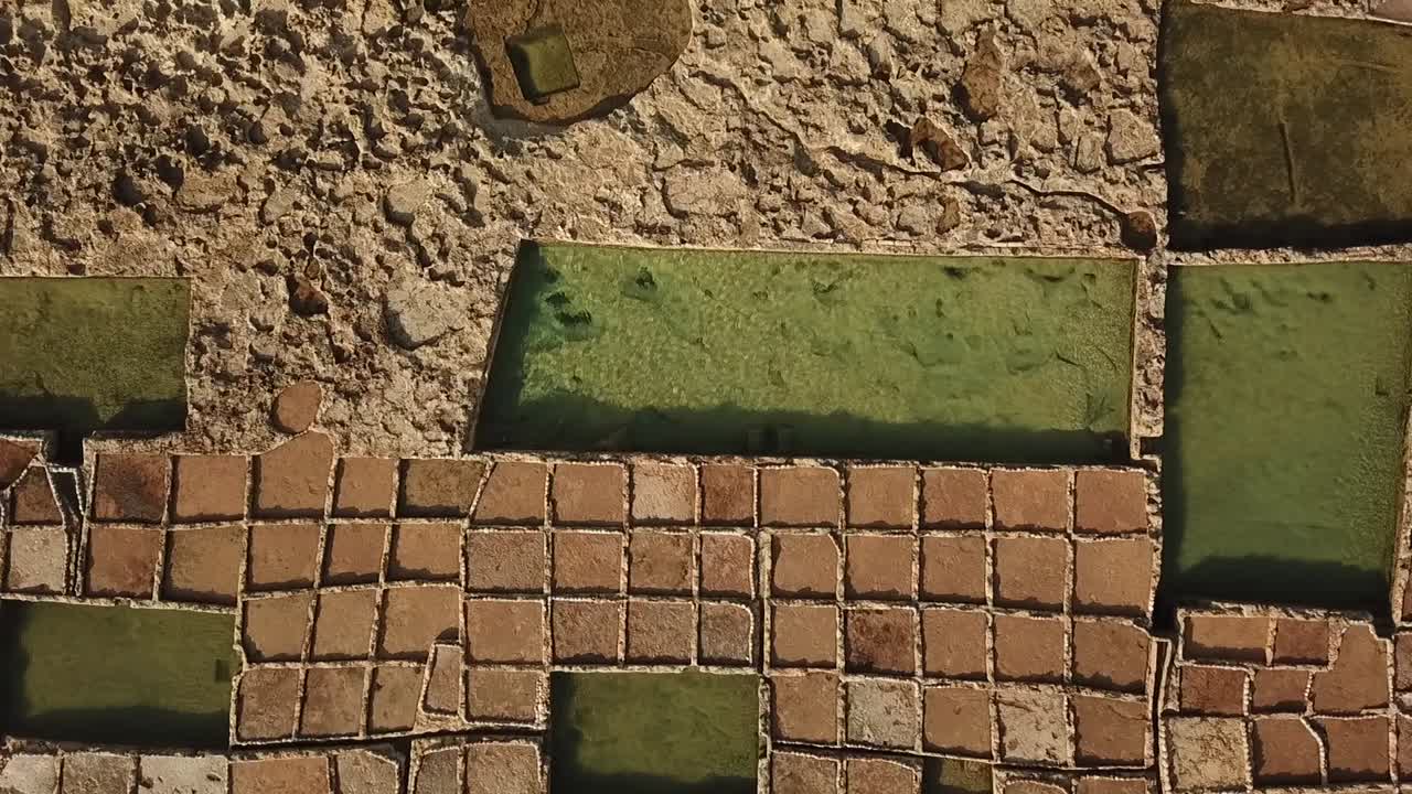 vista aérea de las salinas en la bahía de xwejni, gozo, malta