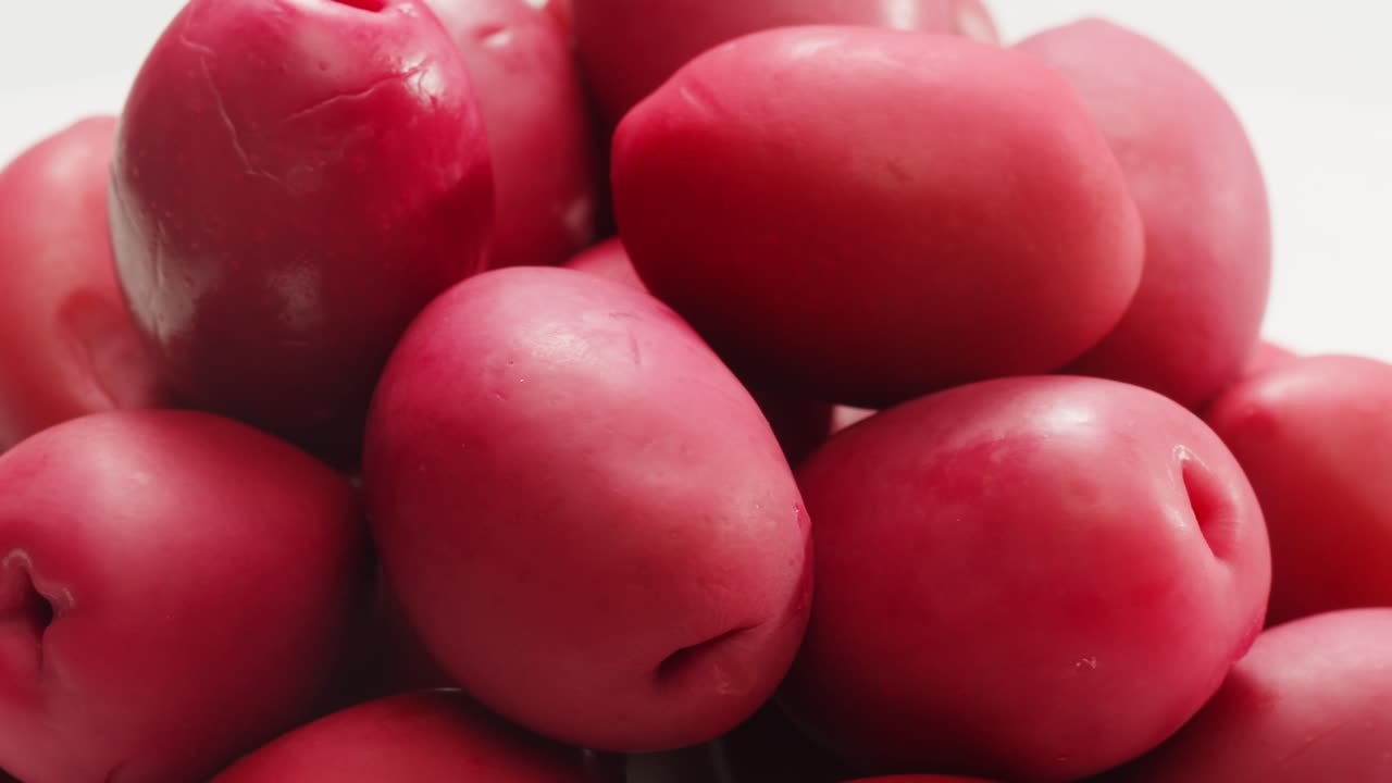 aceitunas verdes redondas en vinagre de grecia como fondo, vista de arriba. imágenes de alta calidad en 4k