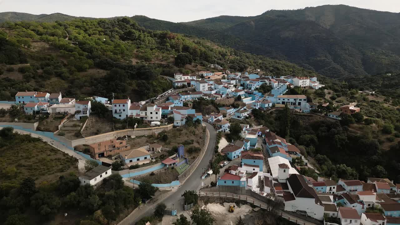 color azul municipio de juzcar, también llamado pueblo de los pitufos en españa, vista aérea