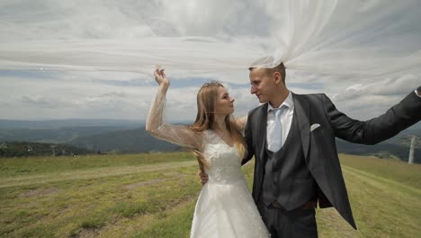 Novio-Y-Novia-Divirtiéndose-En-Las-Colinas-De-Una-Montaña.-Pareja-De-Novios.-Familia-Feliz