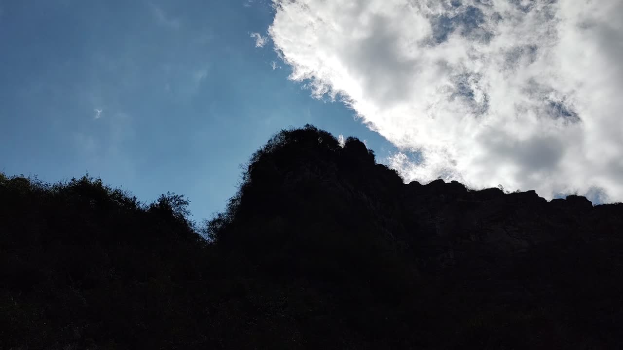 하늘에서 빠르게 움직이는 구름