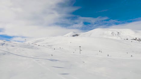 Skigebiet-Mit-Oberflächenskilift,-Mit-Einer-Bergspitze-Im-Hintergrund
