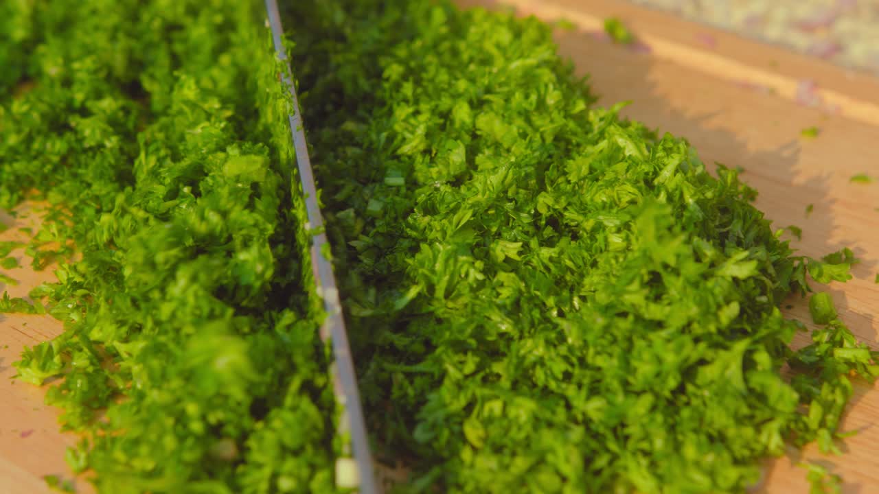 신선한 파슬리를 잘라내는 것