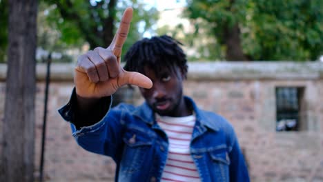 adolescente africano señalando con los dedos