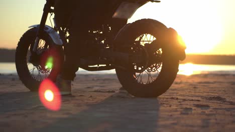 Imágenes-De-Ruedas-De-Bicicleta-Con-Un-Motociclista-Contra-El-Atardecer-Bajo-El-Agua.