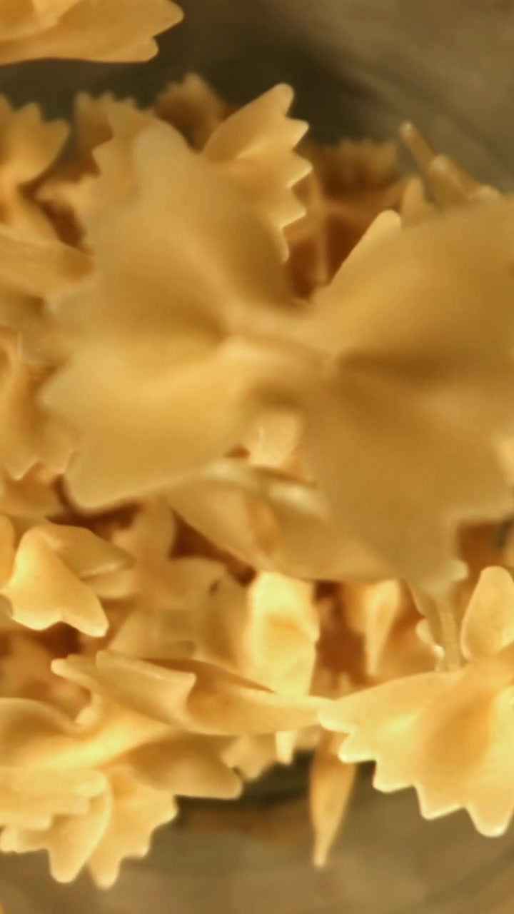 Primo piano di pasta farfalle secca in caduta