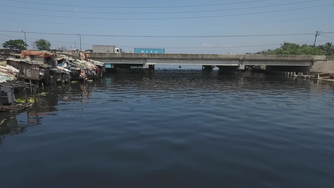 필리핀 톤도 마닐라의 오염된 운하를 따라 빈민가 지역의 공중