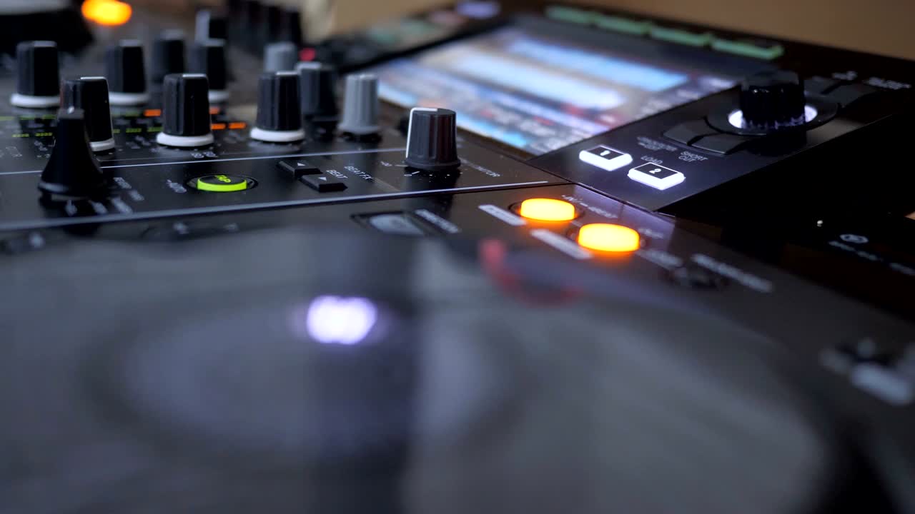 de un instrumento de dj tocando música, sonido cercano