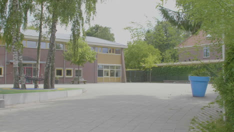 panorámica sobre el patio vacío de la escuela primaria