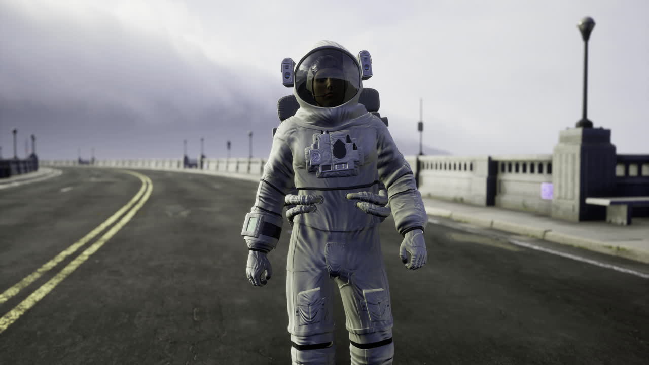 Astronot berjalan di jalan kosong di bawah langit berawan saat senja