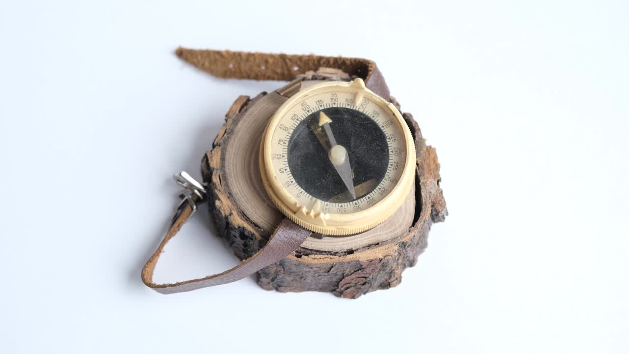 vieja brújula de época. vieja brújala polvorienta sobre fondo blanco