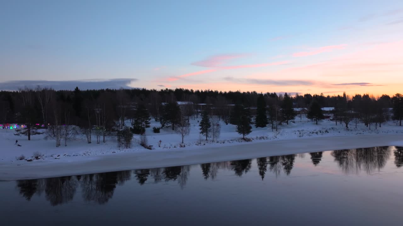 4K cinematic drone filmopptak av Rovaniemi, Finland, tatt under «golden hour» under vintersolverv_88