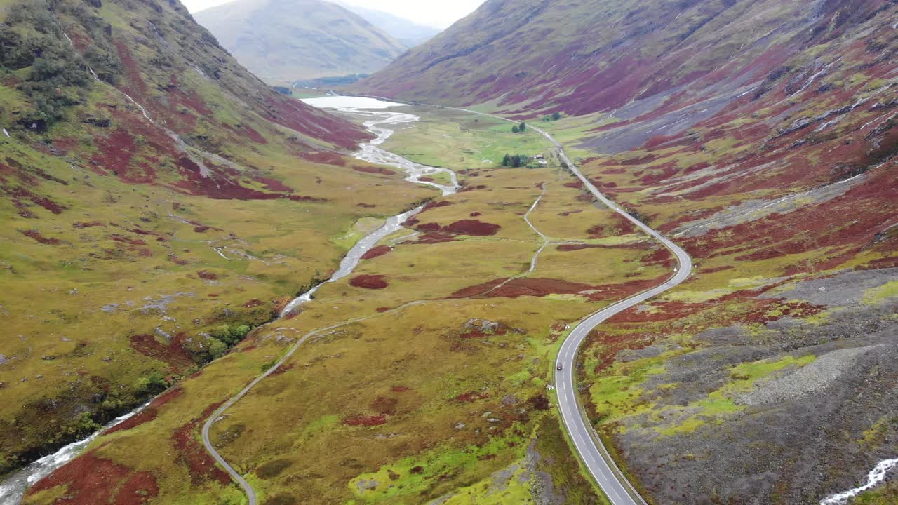 Vista aérea de la sinuosa carretera A82 a través del fondo del valle de Glencoe